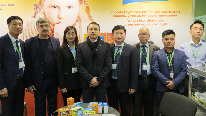 Các đối tác Nga chụp ảnh lưu niệm cùng đại diện Công ty Vinacare Pharma và Biomed