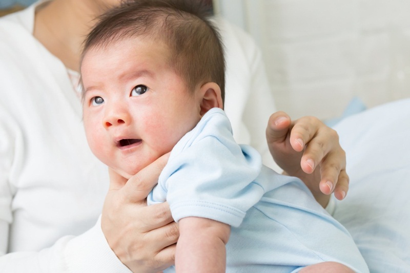 Vỗ lưng và giúp trẻ bài tiết đờm hiệu quả